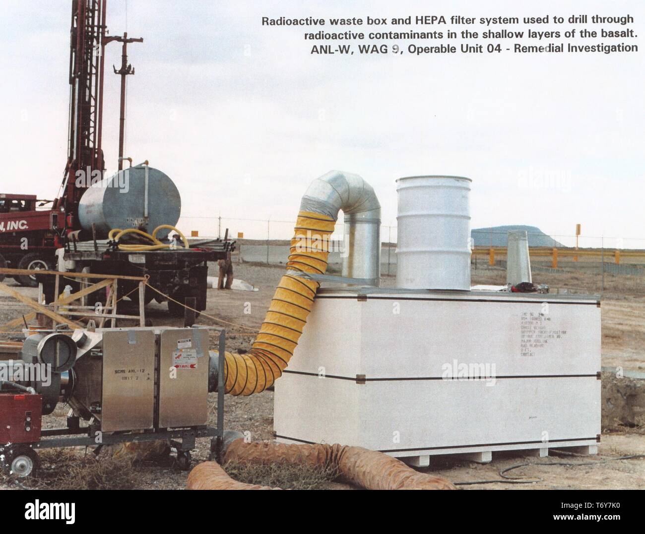 Photographie de la zone de déchets radioactifs et à haute efficacité pour les particules de l'air (HEPA), système utilisé pour percer à travers la contamination radioactive en couches peu profondes du basalte, Chicago, Illinois, 1980. Image courtoisie United States Department of Energy (DOE). () Banque D'Images