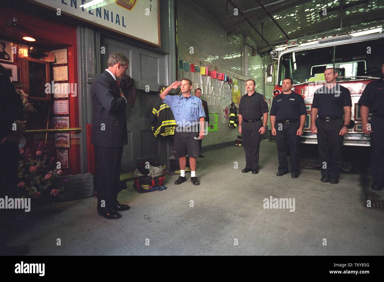 Le Président George W Bush visites avec des pompiers à Engine Co 55 dans la ville de New York, le 3 octobre 2001. Avec la permission des Archives nationales. () Banque D'Images