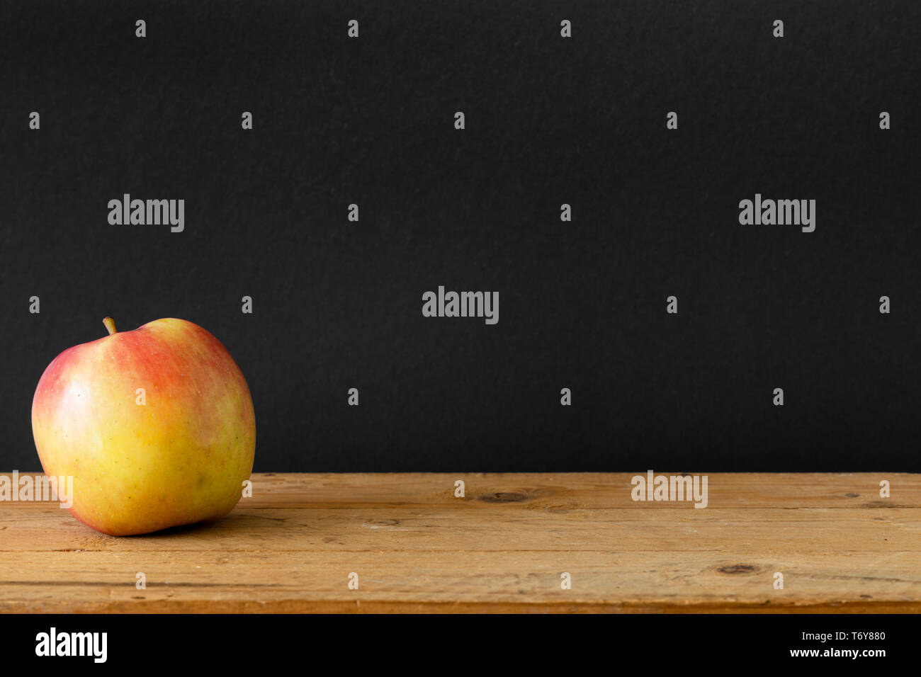 Table en bois apple fond noir Banque D'Images