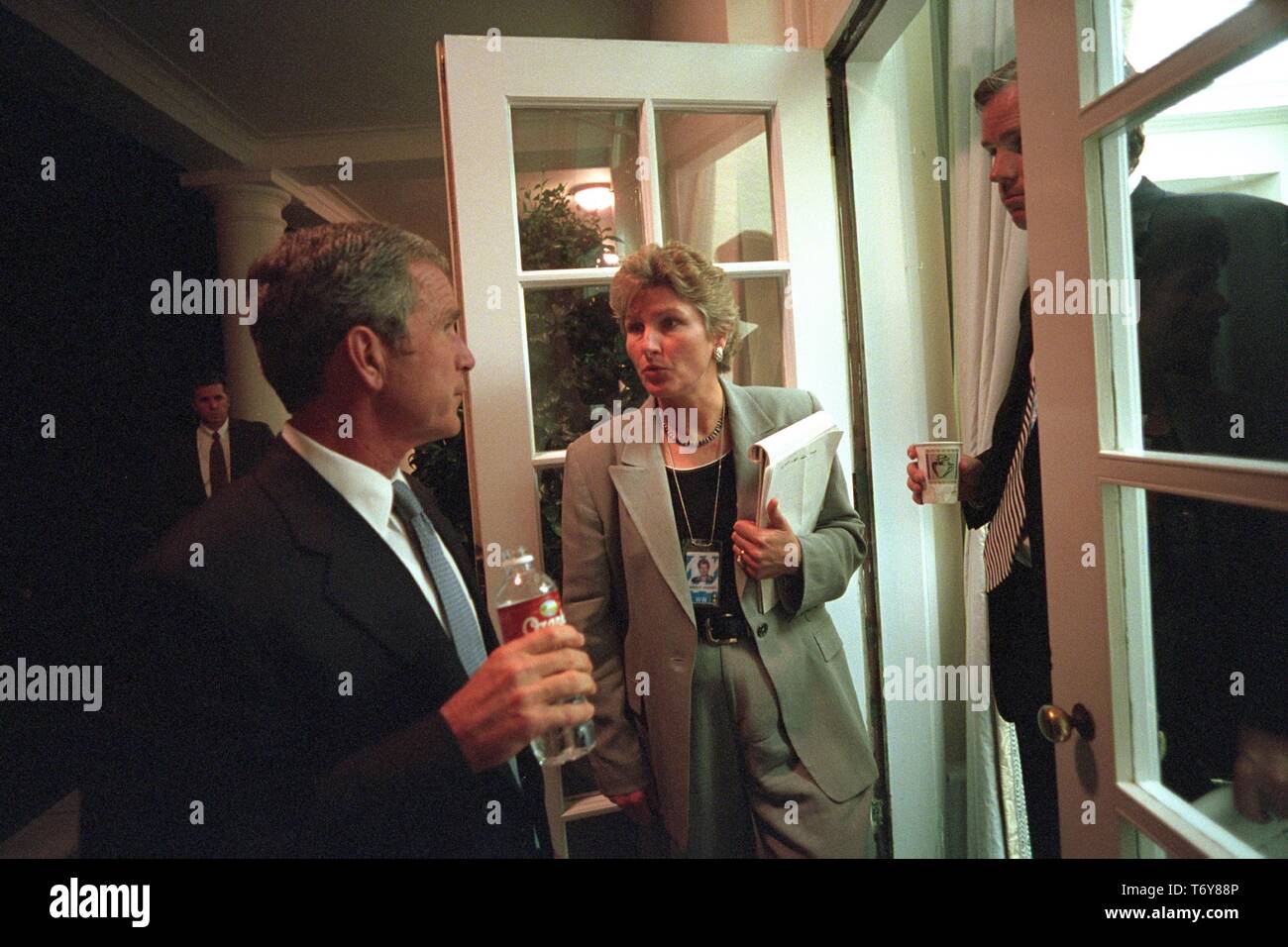 Le Président George Bush s'entretient avec Karen Hughes et Dan Bartlett à l'extérieur du bureau ovale après avoir prononcé son discours à la nation sur les attentats du 11 septembre, 2001. () Banque D'Images