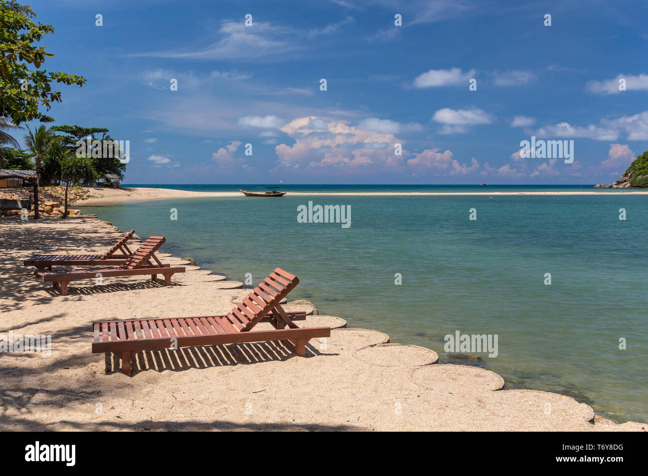 Chaises longues sur une plage tropicale, Thaïlande Banque D'Images