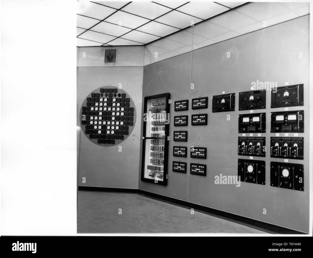 Vue sur un mur intérieur avec des tableaux de bord, dans la salle de contrôle du réacteur numéro 1, la centrale nucléaire de Calder Hall, à Sellafield, Royaume-Uni, 1956. Image courtoisie du département américain de l'énergie. () Banque D'Images