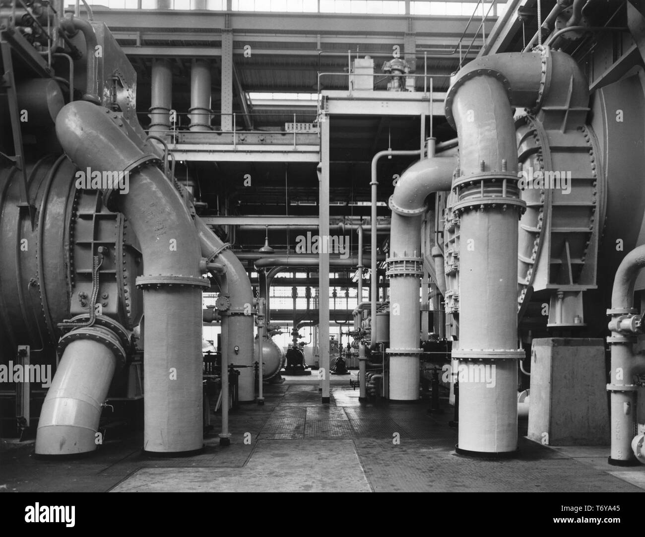 Tuyauterie massive dans le sous-sol de la turbine hall, la centrale nucléaire de Calder Hall, à Sellafield, Royaume-Uni, 1956. Image courtoisie du département américain de l'énergie. () Banque D'Images