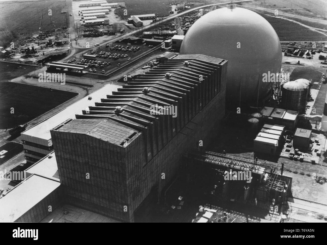 Vue aérienne de la centrale nucléaire de Garigliano, Naples, Italie, 1967. Image courtoisie du département américain de l'énergie. () Banque D'Images