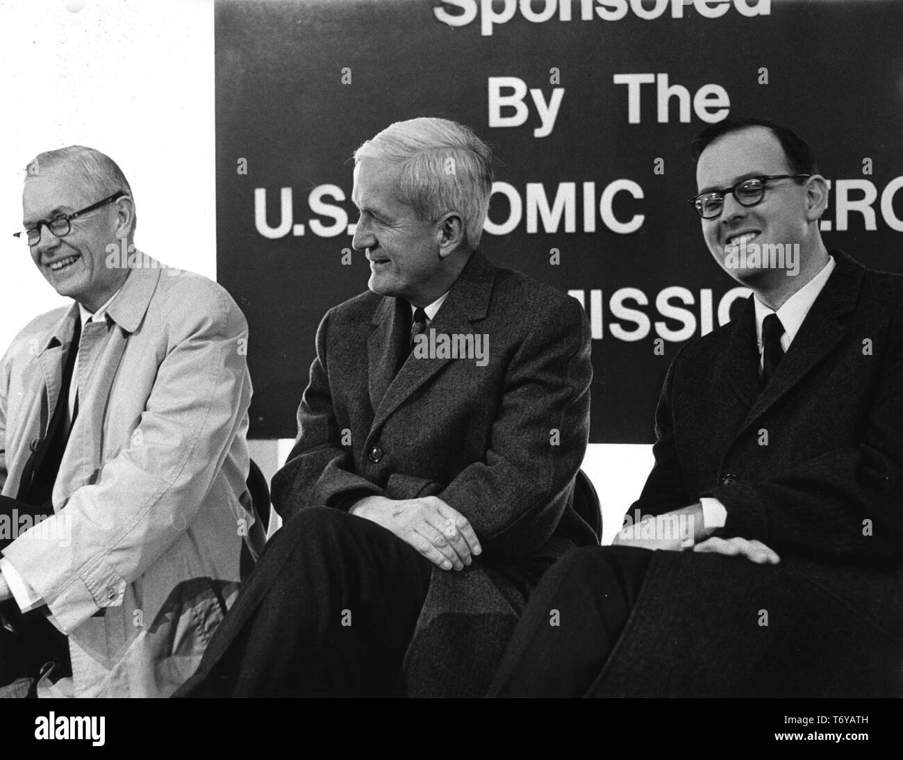 Trois scientifiques masculins rire et sourire alors qu'il était assis sur un podium lors d'une réunion de l'Organisation de l'utilisateur du Fermilab (de gauche à droite, le physicien Gerald Bande, physicien Prix Nobel Norman Ramsey, et président du Laboratoire national de Brookhaven, James Sanford) Batavia, Illinois, 1968. Image courtoisie du département américain de l'énergie. () Banque D'Images