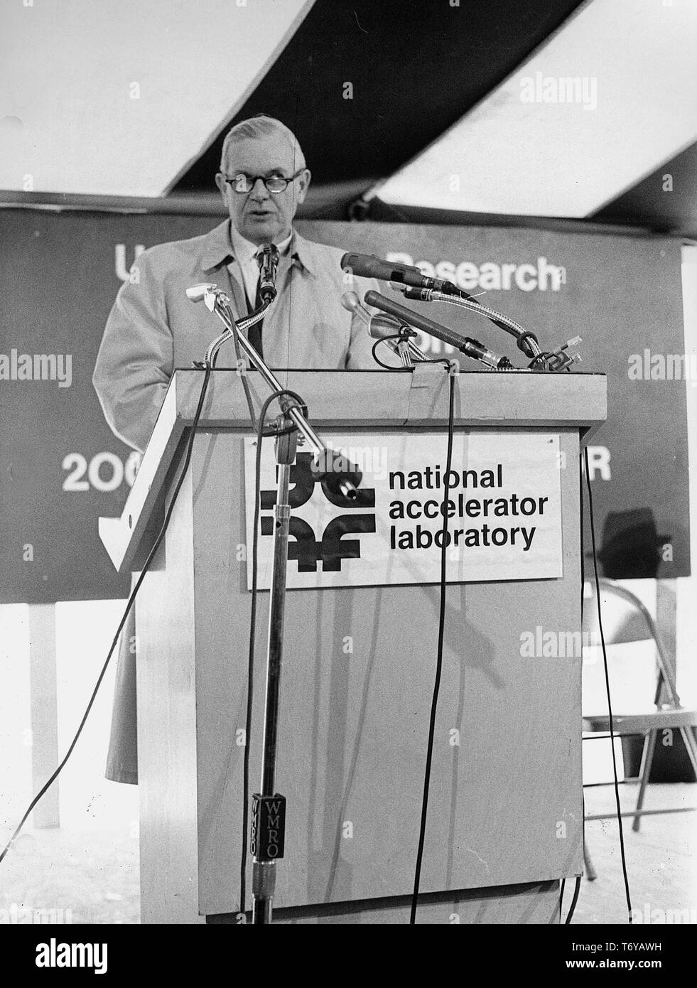 Physicien et un commissaire de la Commission de l'énergie atomique, Gerald Bande, parle sur un podium lors d'une cérémonie d'inauguration du Fermilab, Batavia, Illinois, Décembre, 1968. Image courtoisie du département américain de l'énergie. () Banque D'Images