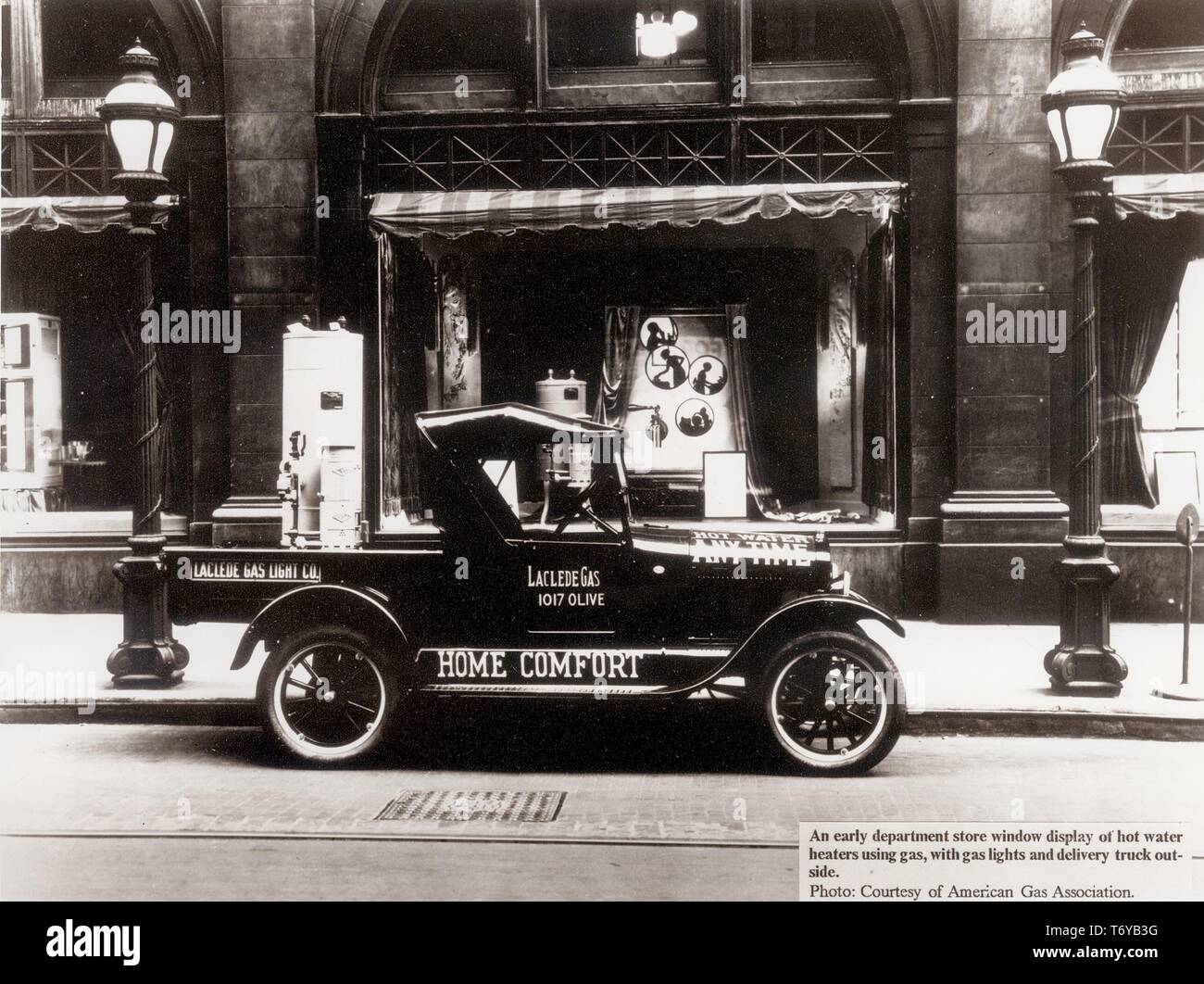 L'Laclede Gas Light Company's Ford Modèle T, camion de livraison, avec un chauffe-eau à gaz chargé dans le lit, garée en face de l'immeuble, gaz Laclede St Louis, Missouri, 1925. Image courtoisie American Gas Association/Département de l'énergie. () Banque D'Images