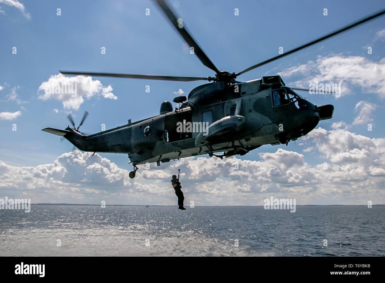 Mission de sauvetage de l'OTAN en mer avec hélicoptère. Banque D'Images
