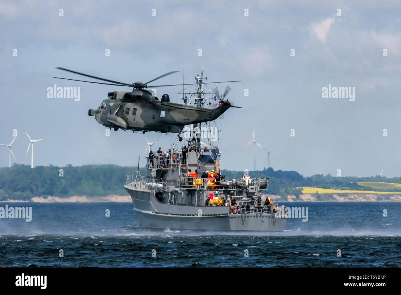Mission de sauvetage de l'OTAN en mer avec bateau et hélicoptère. Banque D'Images