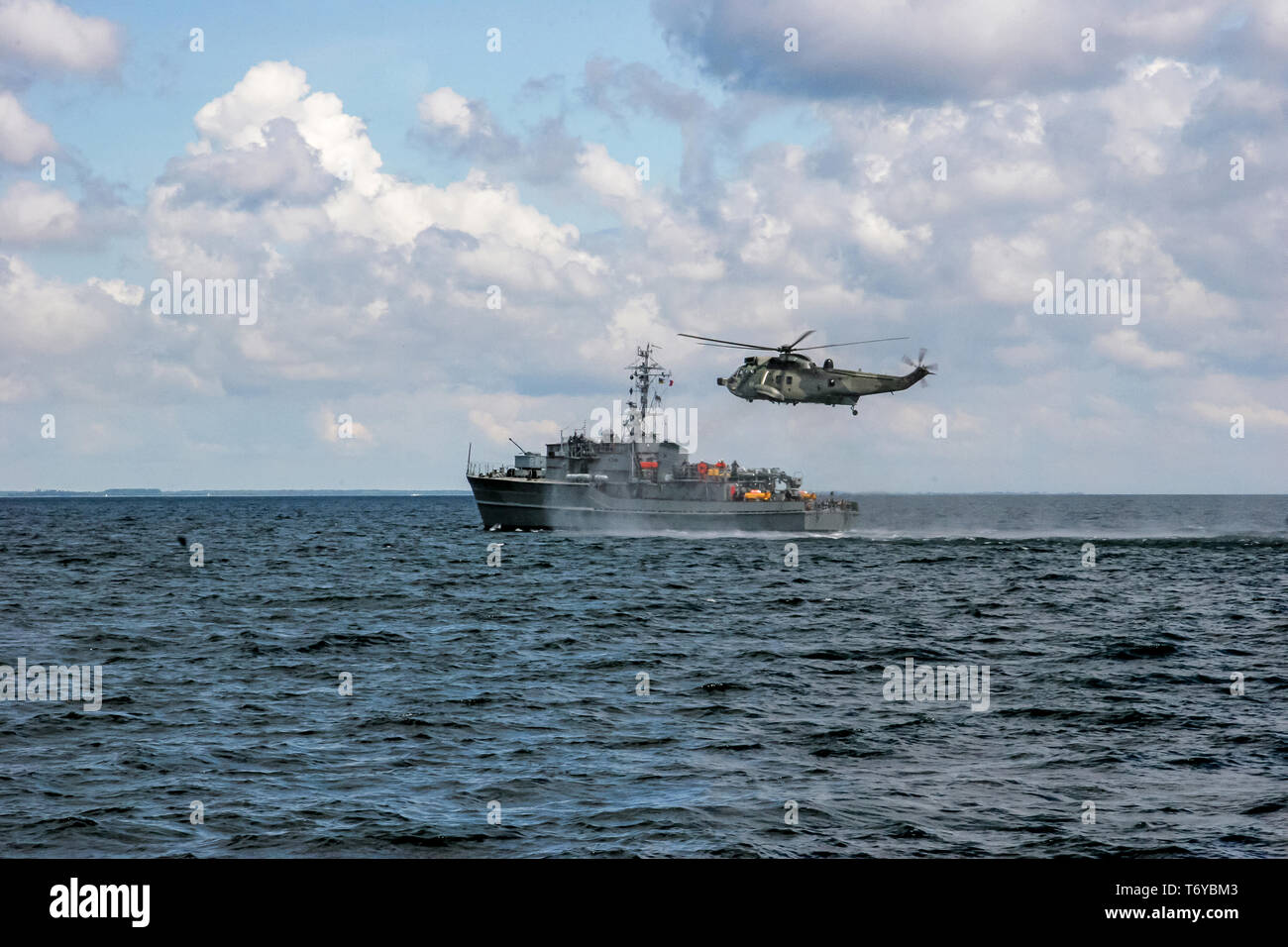 Mission de sauvetage de l'OTAN en mer avec bateau et hélicoptère. Banque D'Images