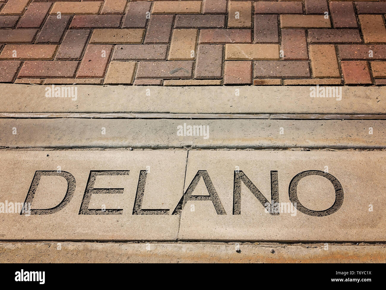 Le nom de rue Delano est intégré dans le trottoir, le 4 septembre 2017, à Houston, Texas. Banque D'Images