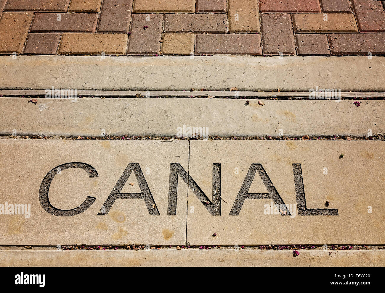 Le nom de Canal Street est intégré dans le trottoir, le 4 septembre 2017, à Houston, Texas. Banque D'Images