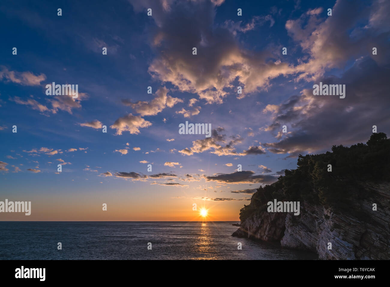 Coucher de soleil sur les falaises de Petrovac Banque D'Images