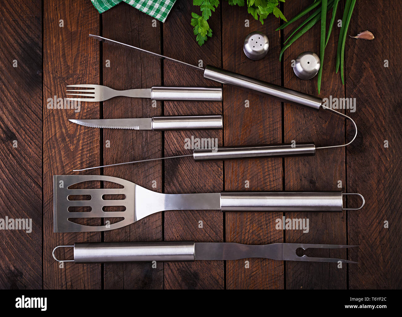 Outils de barbecue sur table en bois. Mise à plat, vue du dessus Banque D'Images