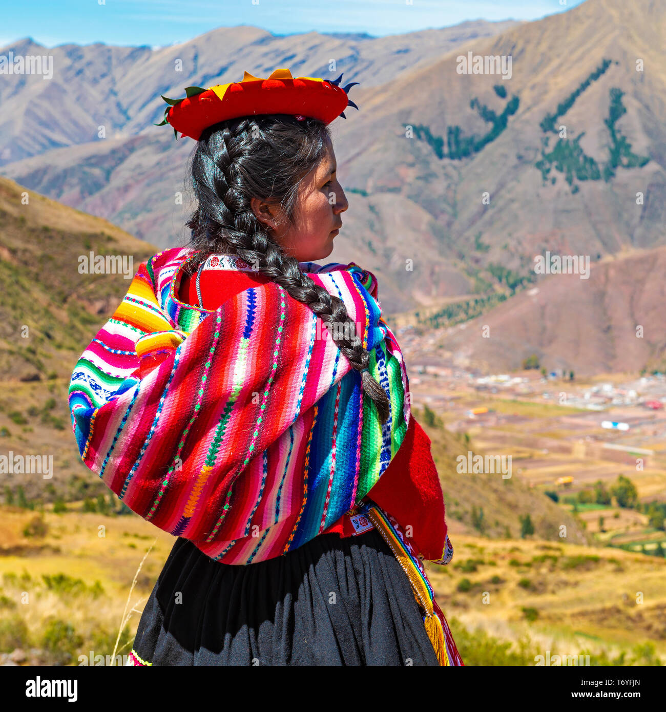 Une femme indigène Quechua à la recherche sur la Vallée Sacrée des Incas dans le site archéologique de Tipon, cordillère des Andes, Cusco, Pérou. Banque D'Images