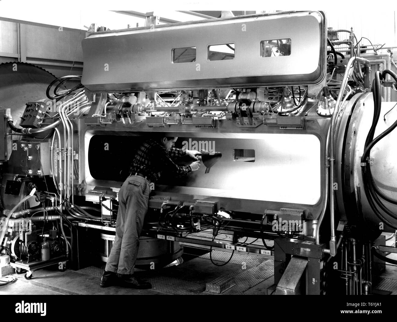 Photographie de l'ingénieur de la NASA de fixation du corps de levage M-1 dans la gorge de la tunnel hypersonique au NASA Ames Research Center, Mountain View, Californie, 1964. Droit avec la permission de la National Aeronautics and Space Administration (NASA). () Banque D'Images