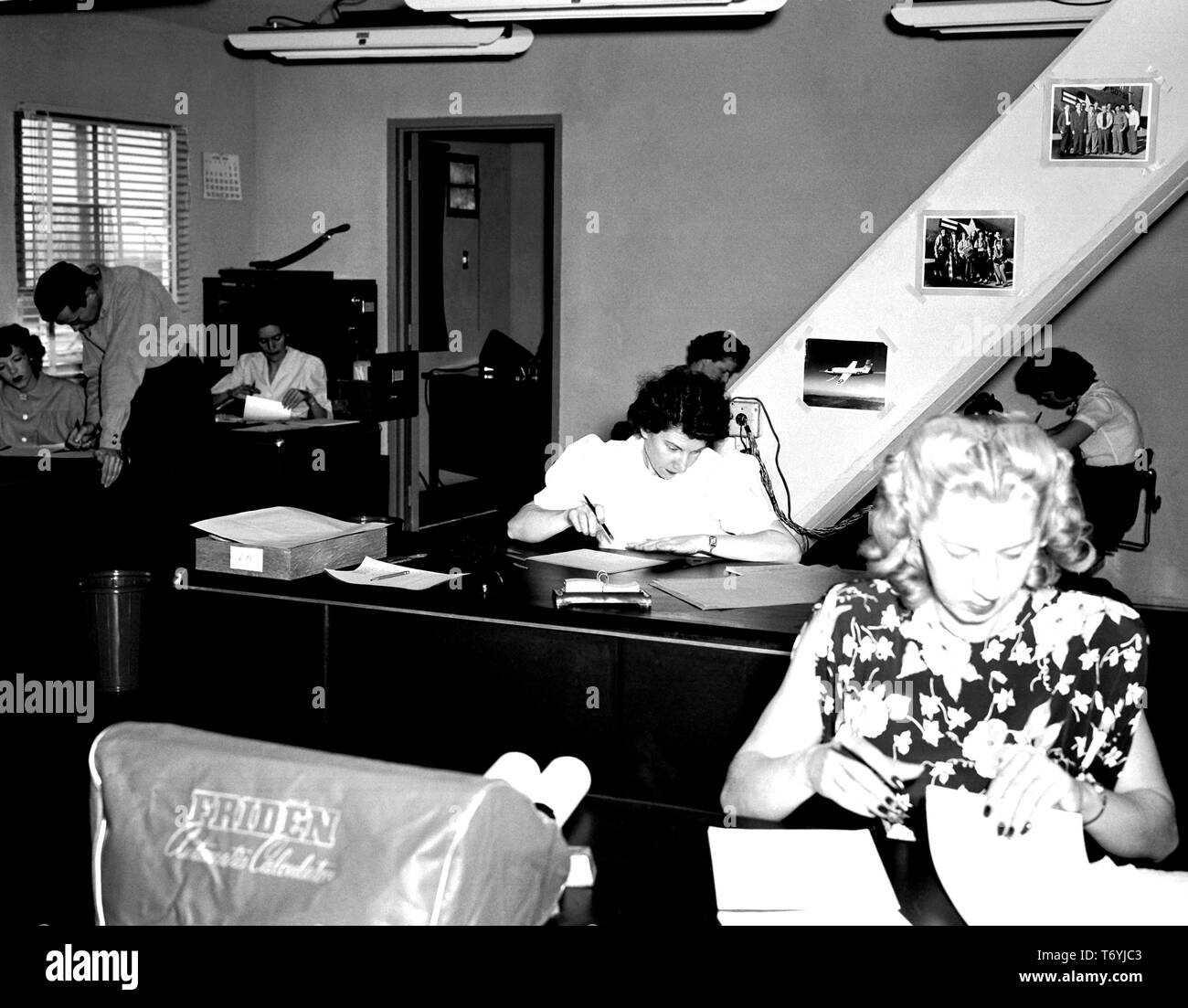 Photographie des femmes employées dans le département de l'informatique à NACA Dryden Flight Research Center, en Californie, Mary Hedgepeth, John Mayer, Emily Stephens, Lilly Ann Bajus, Roxanah Yancey, Gertrude Valentine, et Ilene Alexander, Juillet, 1949. Droit avec la permission de la National Aeronautics and Space Administration (NASA). () Banque D'Images