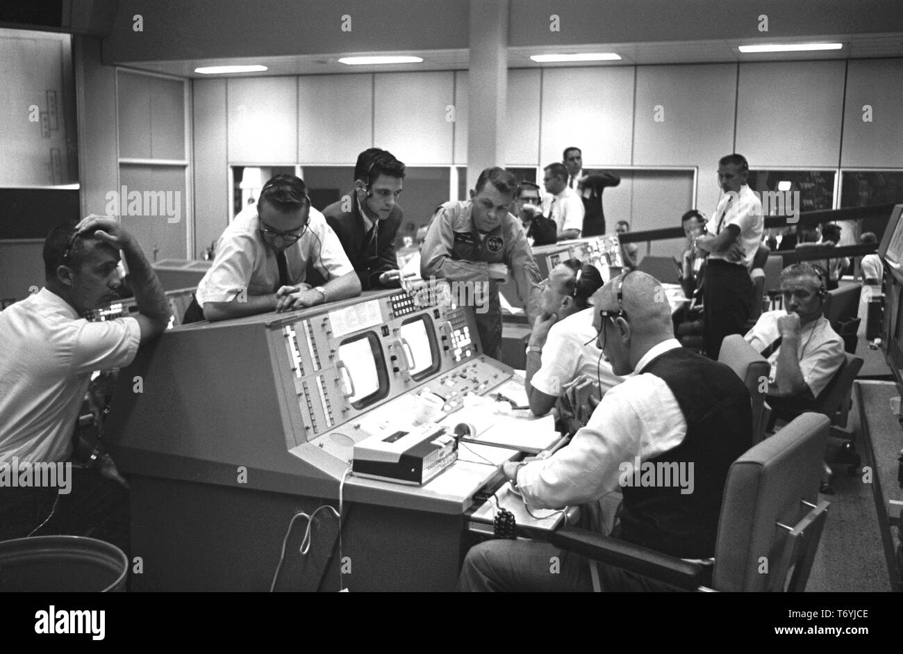 Photographie de l'administration dans les consoles Mission Control Center (MCC) au cours de la vol Gemini 5, Houston, Texas, Eugene F. Kranz, le Dr Christopher C. Kraft Jr, le 21 août 1965. Le Dr Charles Berry, et Elliot M. Voir. Droit avec la permission de la National Aeronautics and Space Administration (NASA). () Banque D'Images
