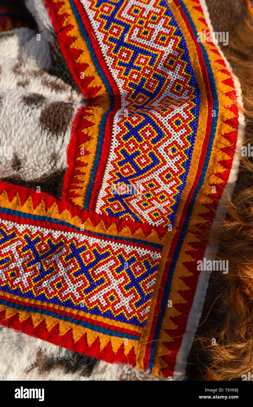 La Russie, dans la région autonome de Yamal-Nenets, péninsule de Yamal. Détail de vêtements colorés traditionnels. Banque D'Images