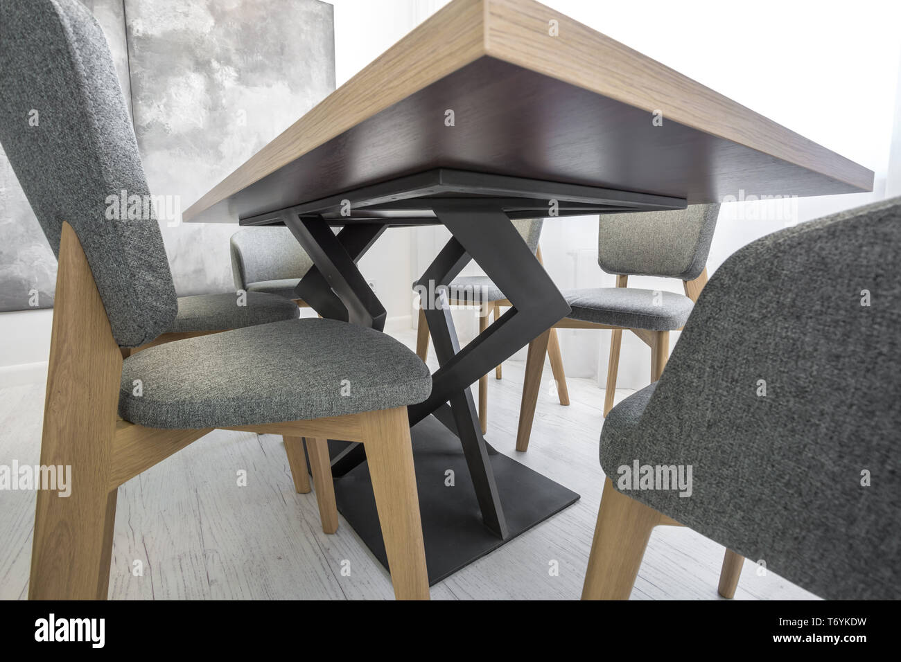 Les jambes de la décoration des courbes de table et chaise. Vue de dessous Banque D'Images