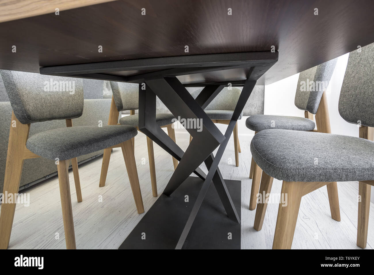 Les jambes de la décoration des courbes de table et chaise. Vue de dessous Banque D'Images