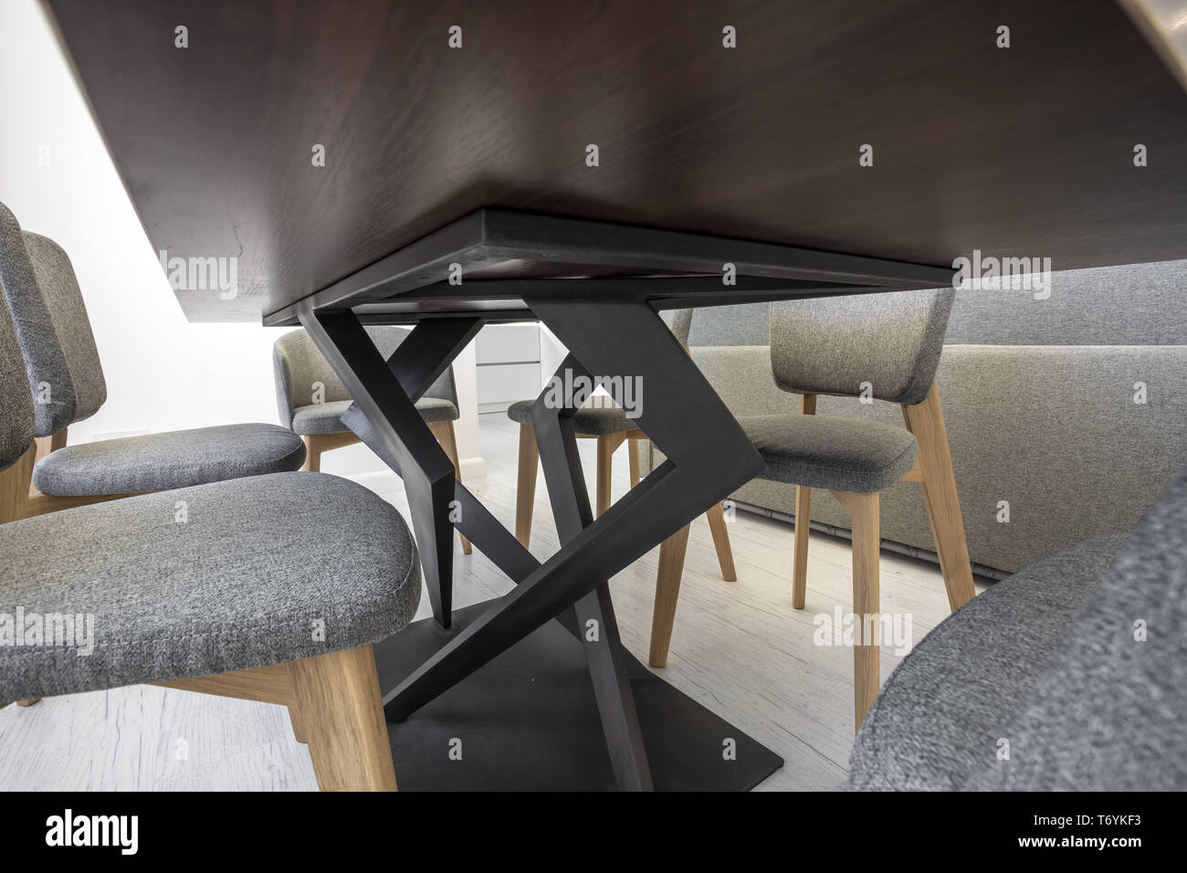 Les jambes de la décoration des courbes de table et chaise. Vue de dessous Banque D'Images