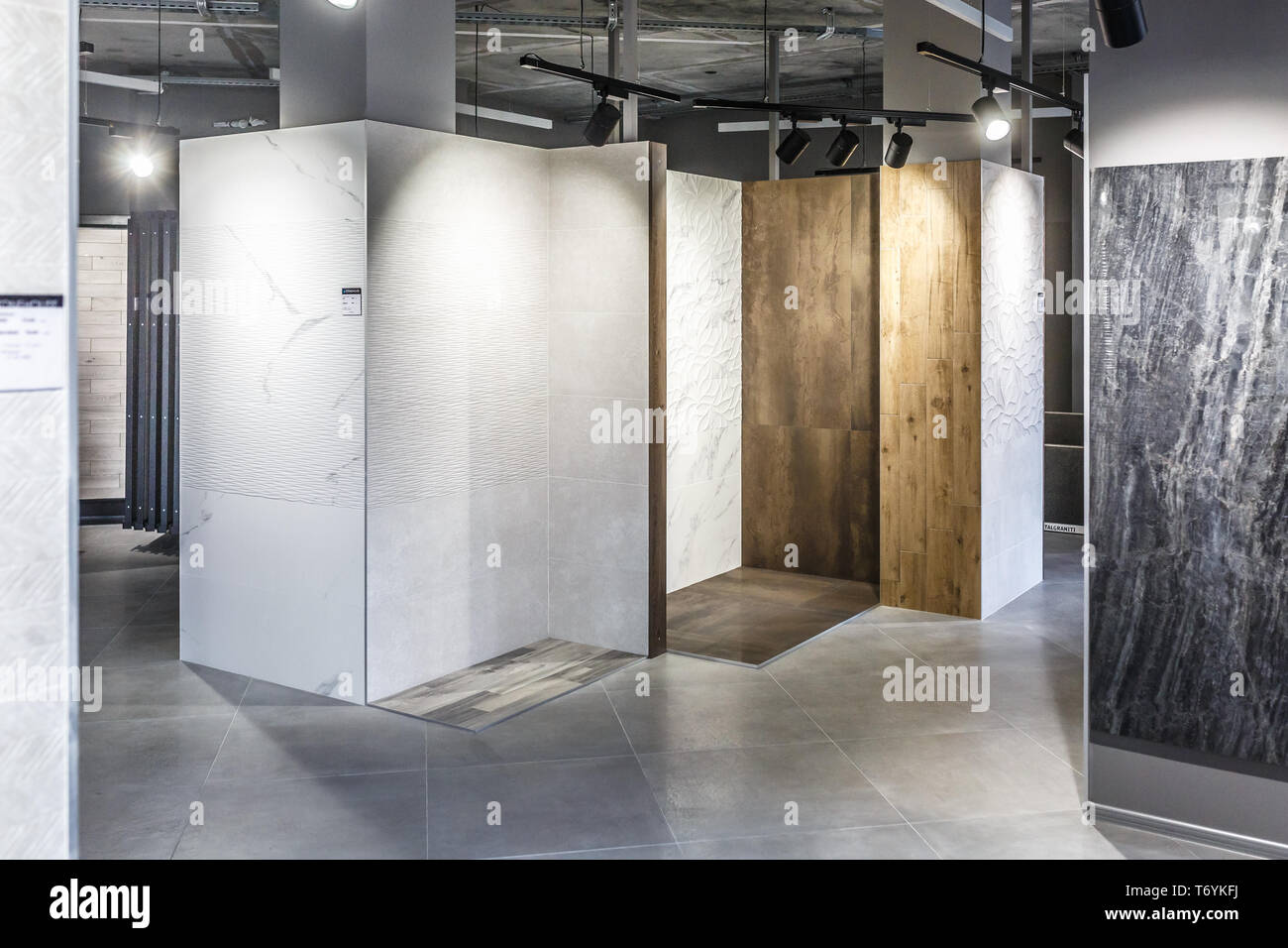 Minsk, Bélarus - Avril 2019 : intérieur en carreaux de céramique moderne et pierre naturelle shop Banque D'Images