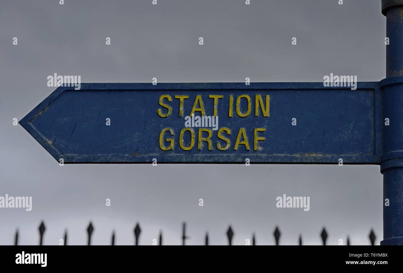 Sentier Bi-lingue, station de signer à Barry Island en anglais et gallois Banque D'Images