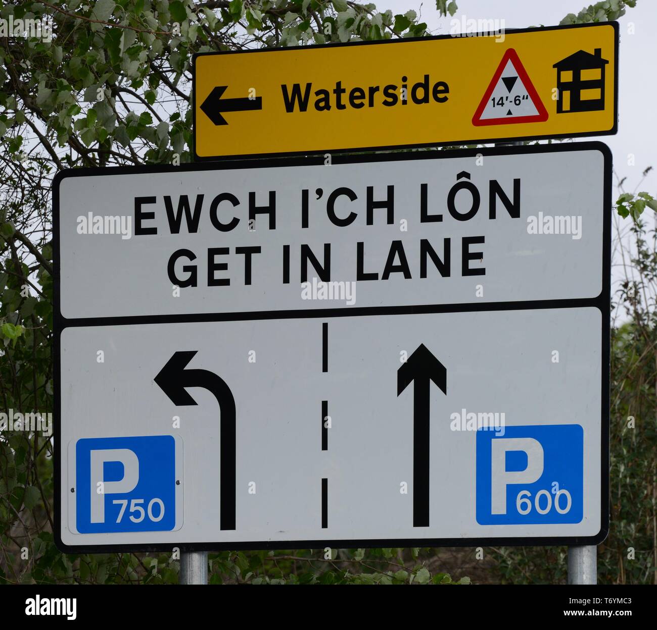 Inscrivez-Bi-lingue, signe de la circulation routière en anglais et gallois Banque D'Images