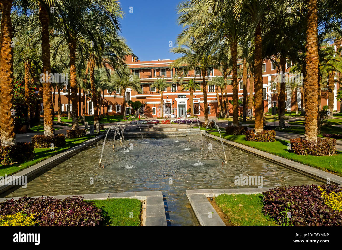 Sofitel Legend Old Cataract entrée principale avec palmier chemin couvert, Assouan, Egypte Banque D'Images