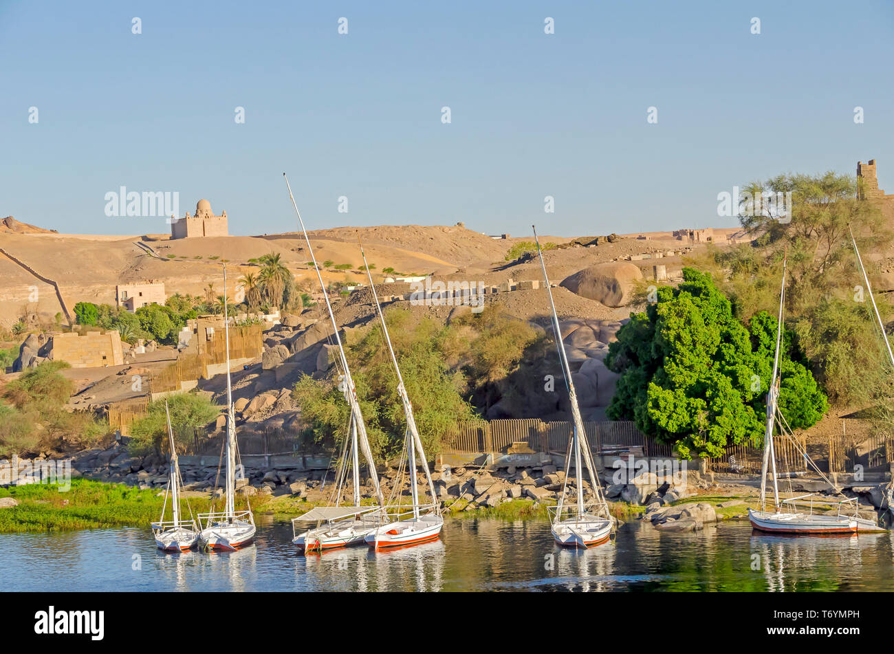 Vue de l'île Eléphantine, voile felouques et les ruines antiques sur la rivière du Nil, Assouan Egypte Banque D'Images