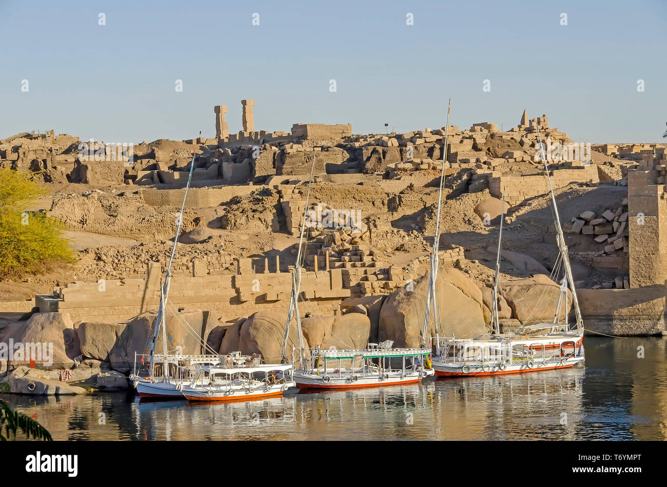 Vue de l'île Eléphantine, voile felouques et les ruines antiques sur la rivière du Nil, Assouan Egypte Banque D'Images