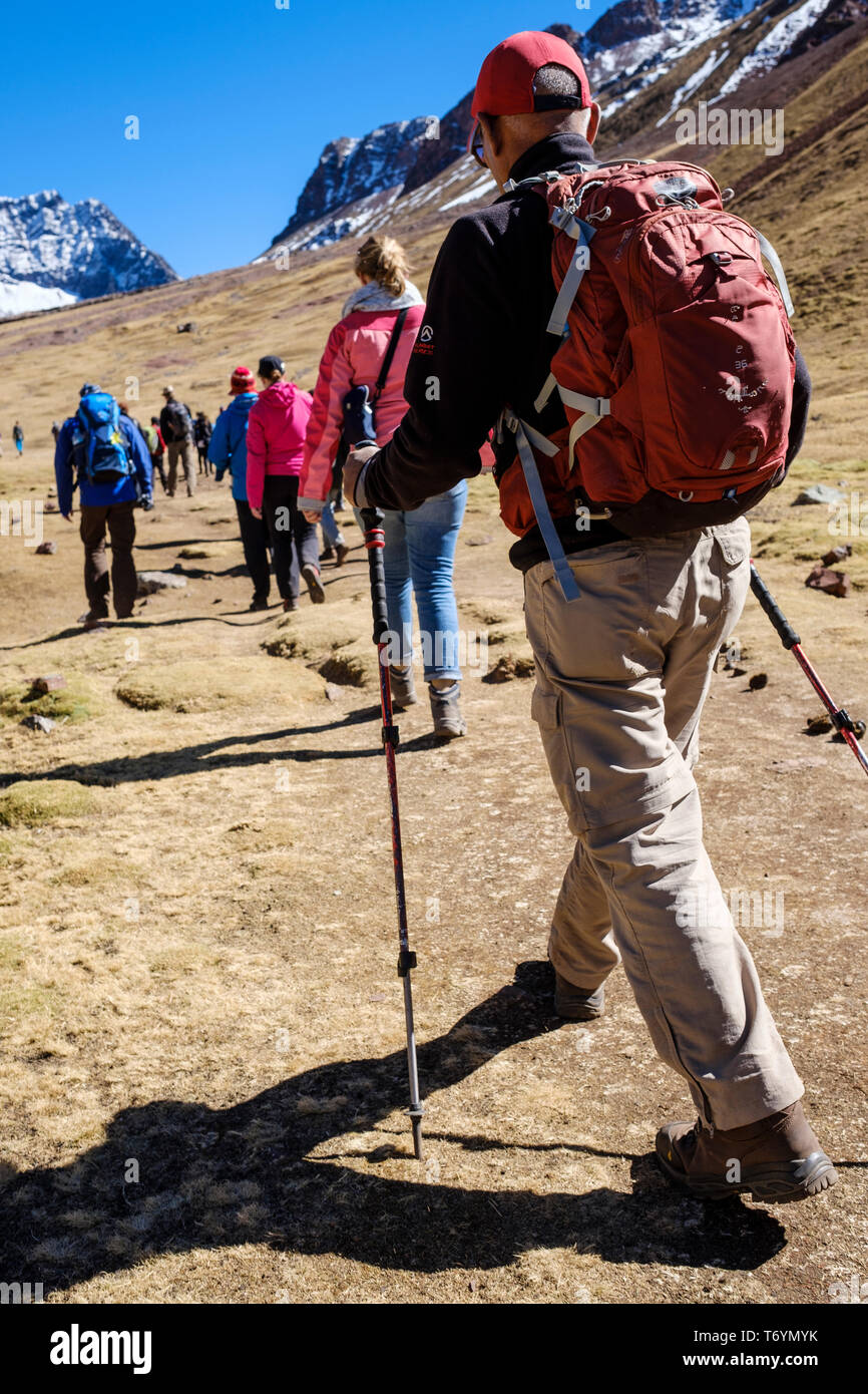 Les touristes font la randonnée Montagne Arc-en-ciel à couper le souffle journée de voyage de Cusco à Los Andes au Pérou Banque D'Images