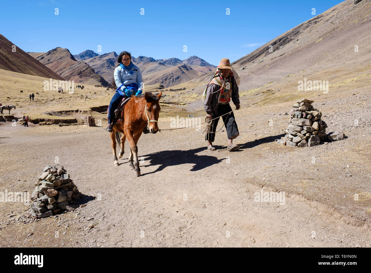 Les touristes à cheval pour se rendre à l'impressionnante Montagne Arc-en-ciel en Los Andes du Pérou Banque D'Images