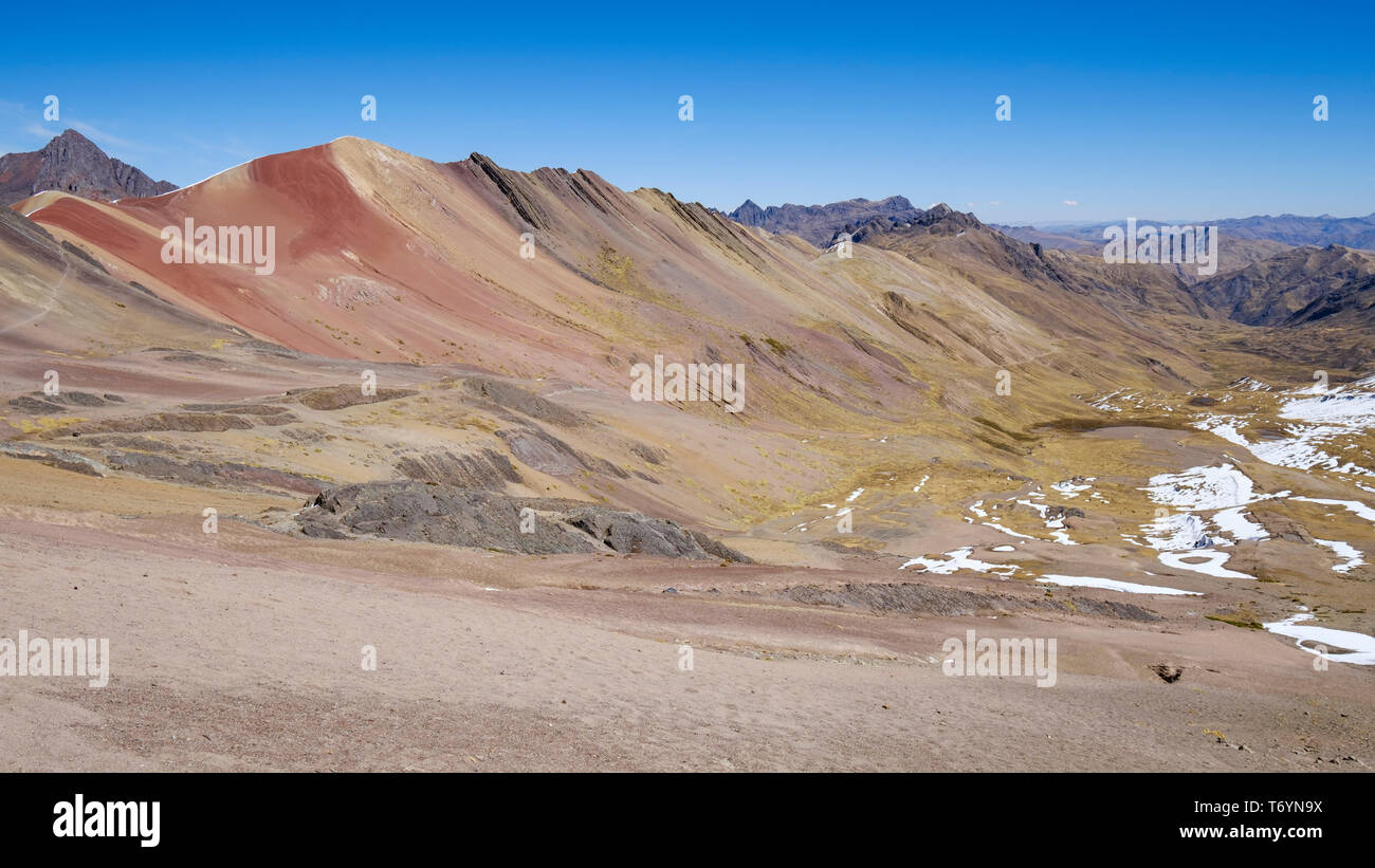 Arc-en-ciel magnifique montagne à 5 200 m (17 100 ft) en Los Andes du Pérou Banque D'Images