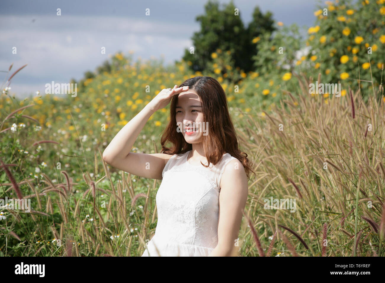 Photo d'une jeune fille regardant la belle scène Banque D'Images