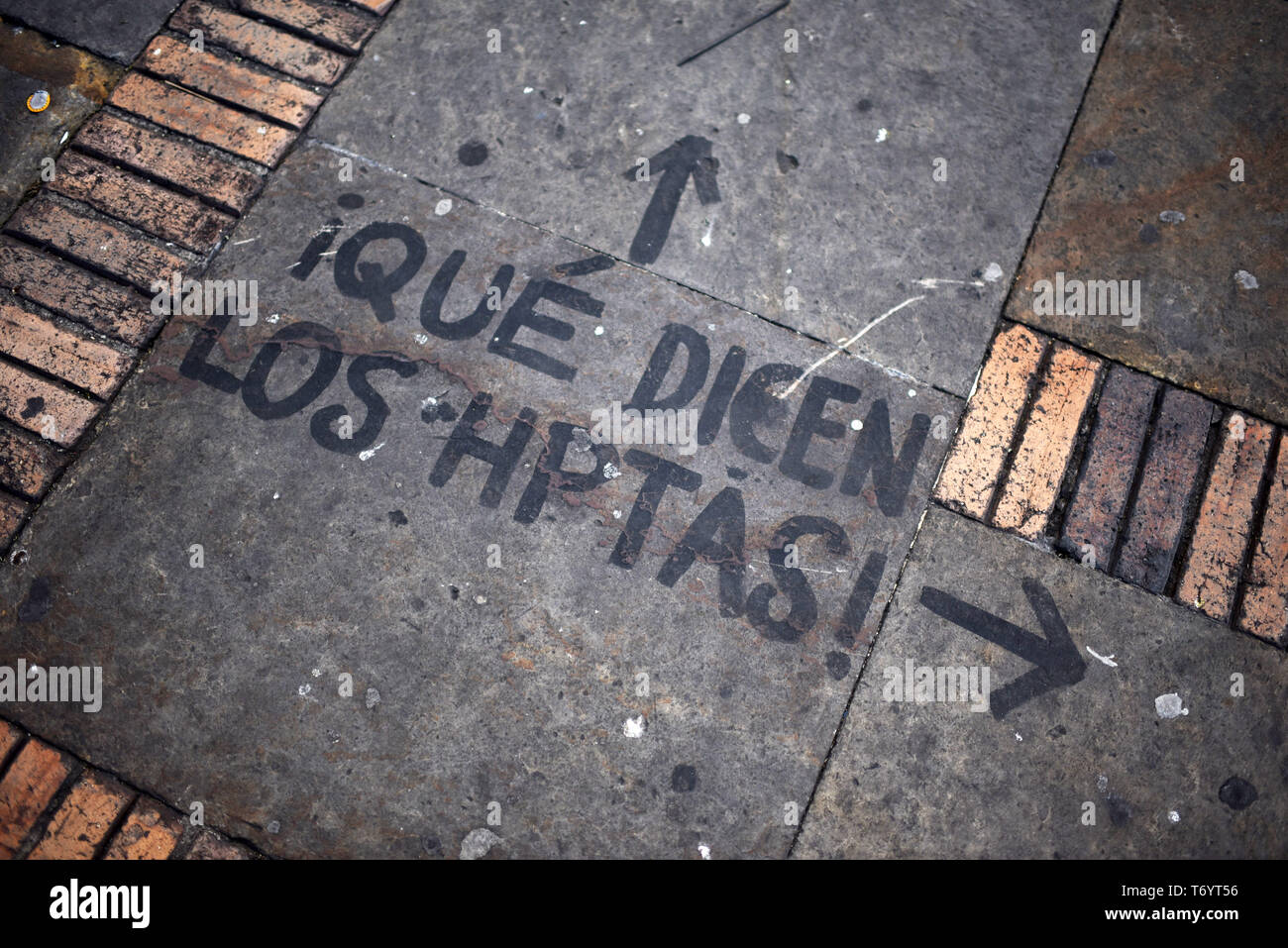 Peinture sol lit '¡Qué dicen los hptas !', place de Bolivar (Plaza Bolívar) à Bogota, Colombie Banque D'Images