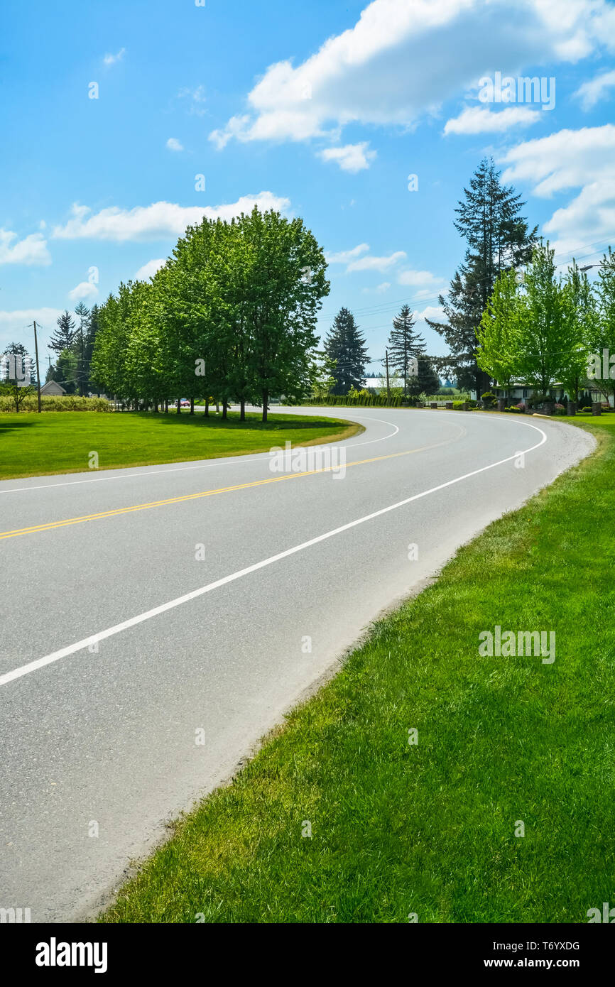 Tour de route asphaltée en zone rurale de la vallée du Fraser en Colombie-Britannique. Banque D'Images