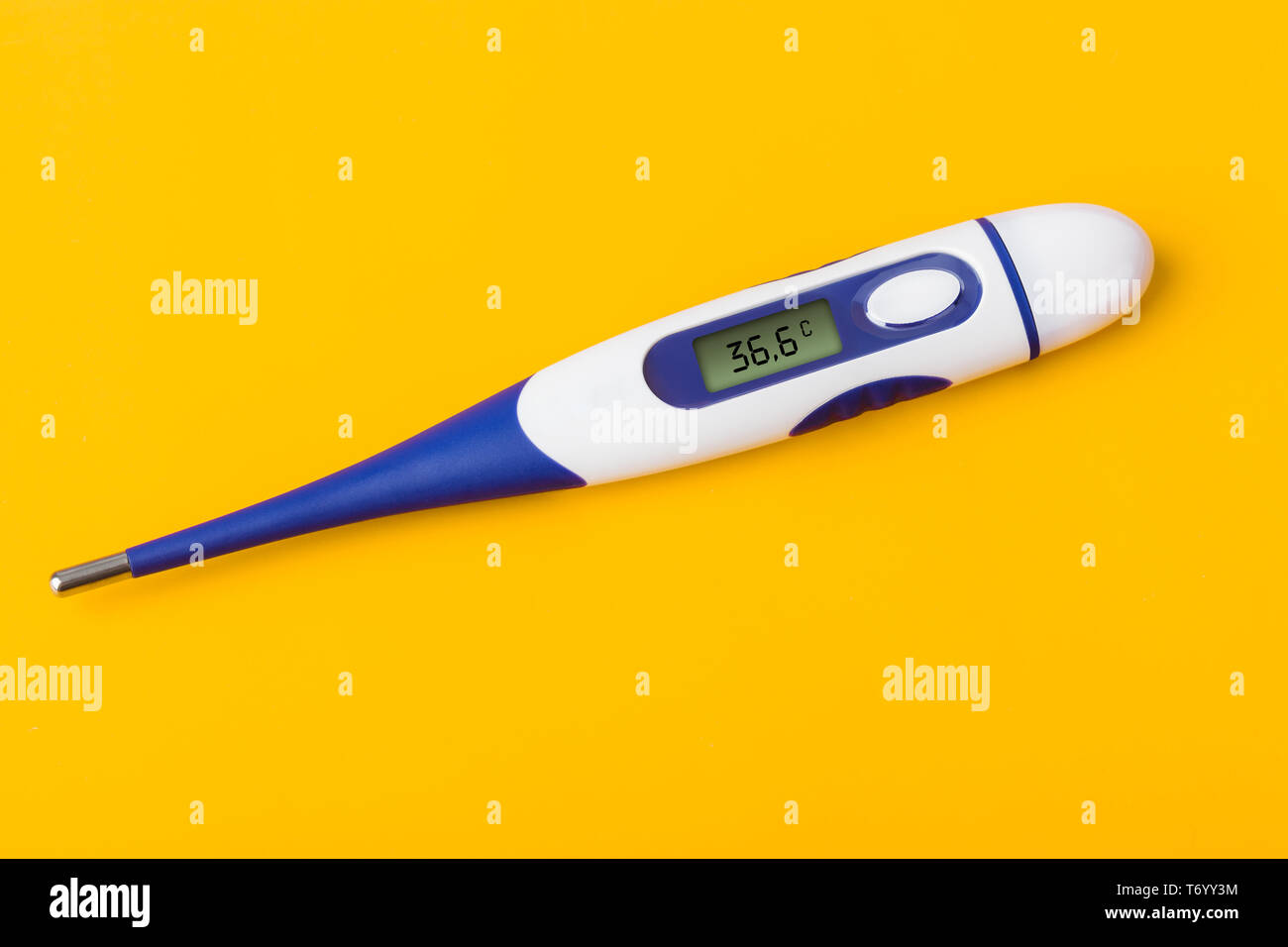 Thermomètre médical électronique (36,6 degrés) sur fond jaune Banque D'Images