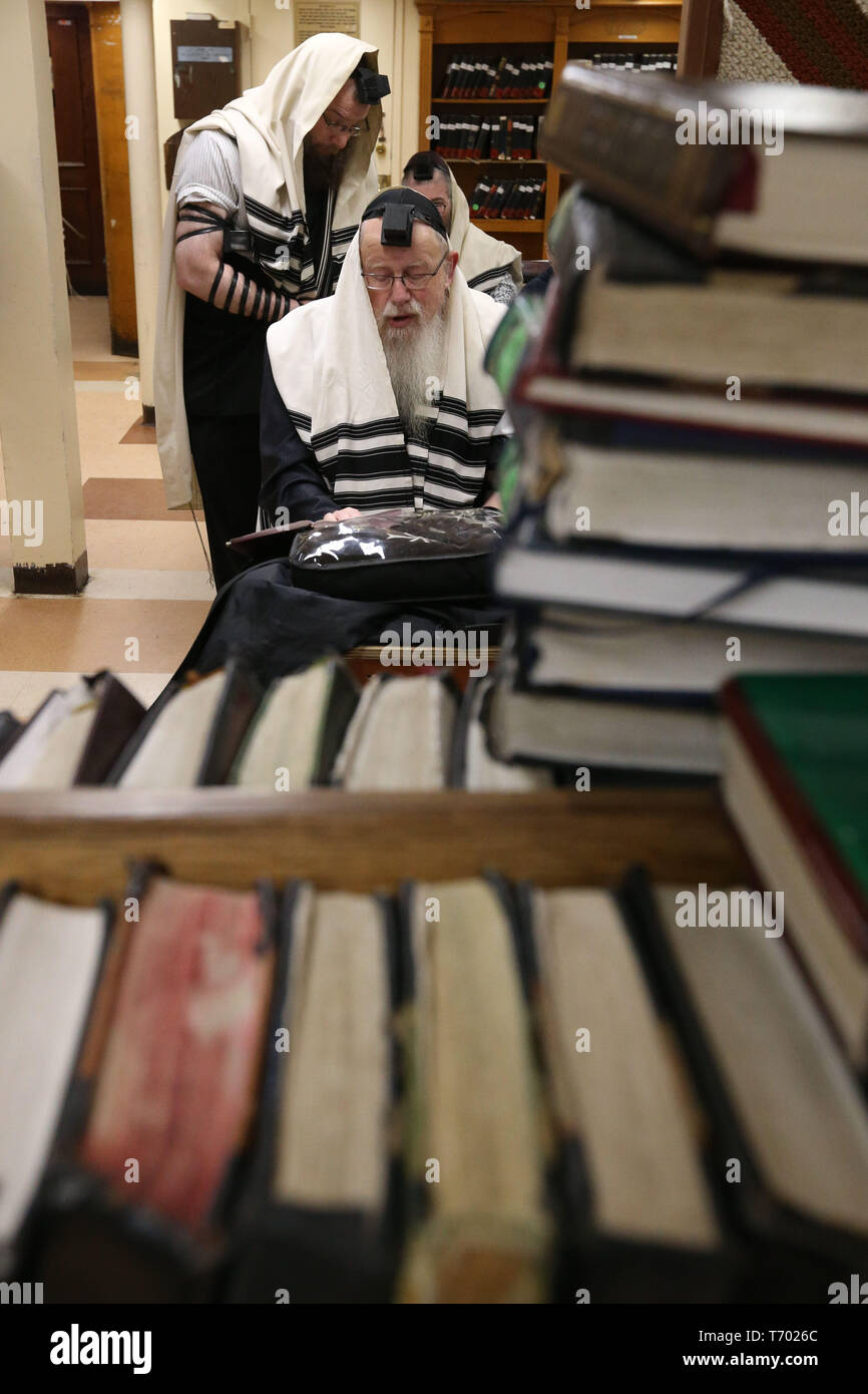 20 avril 2019 - Les membres de la congrégation de prier à l'intérieur de la Synagogue Chabad Lubavitch World Headquarters, situé sur 770 Eastern Parkway à Banque D'Images