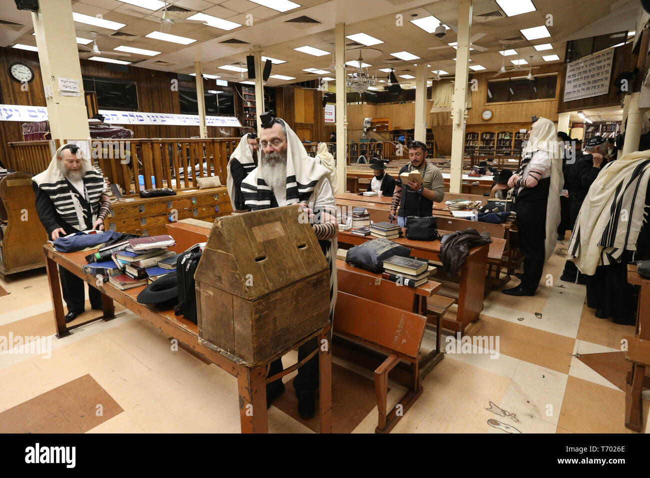 20 avril 2019 - Les membres de la congrégation de prier à l'intérieur de la Synagogue Chabad Lubavitch World Headquarters, situé sur 770 Eastern Parkway à Banque D'Images