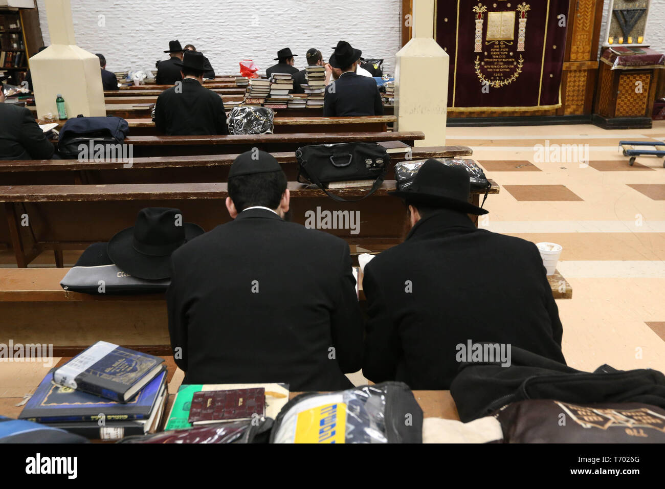 20 avril 2019 - Les membres de la congrégation de prier à l'intérieur de la Synagogue Chabad Lubavitch World Headquarters, situé sur 770 Eastern Parkway à Banque D'Images