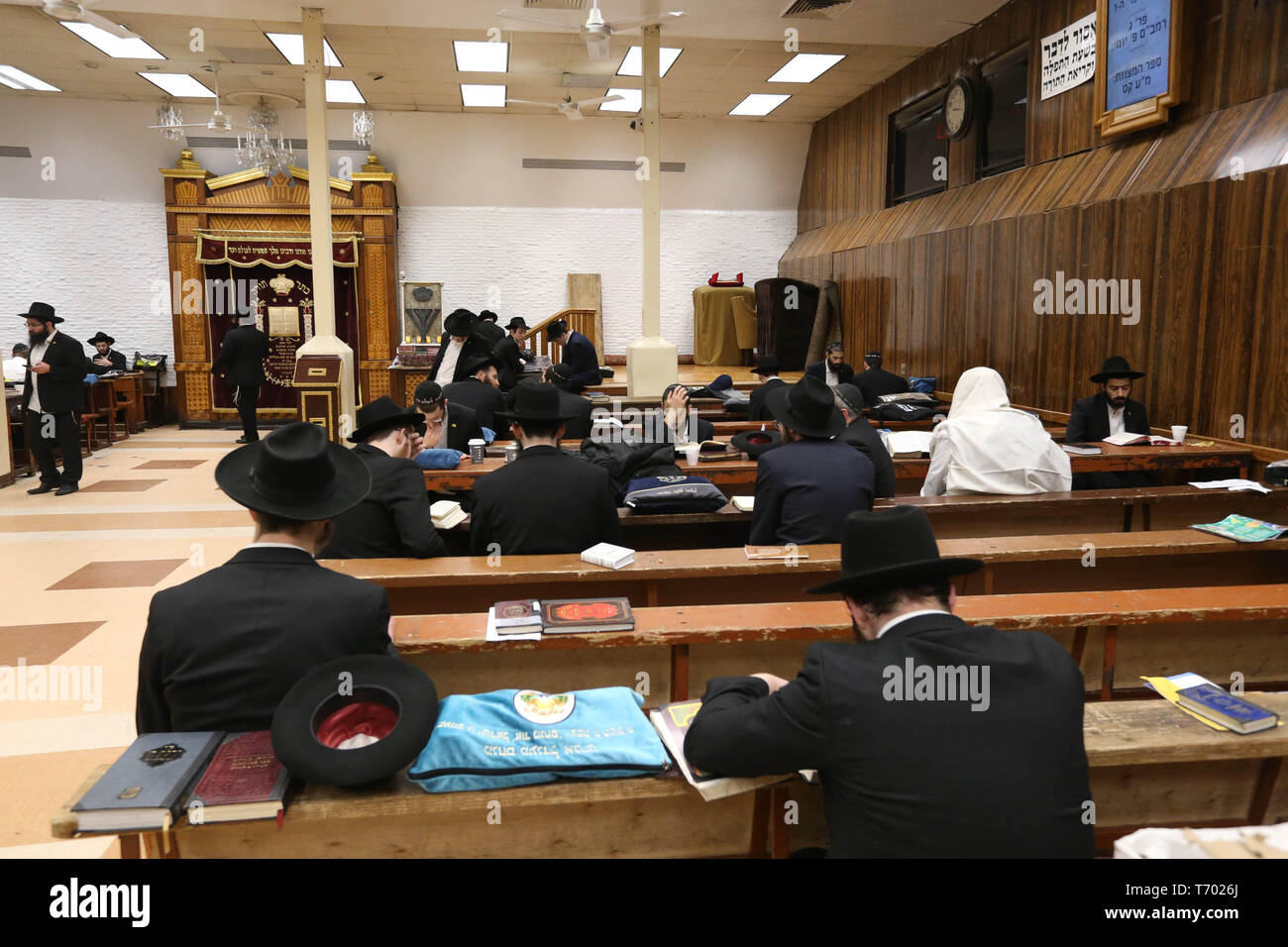 20 avril 2019 - Les membres de la congrégation de prier à l'intérieur de la Synagogue Chabad Lubavitch World Headquarters, situé sur 770 Eastern Parkway à Banque D'Images
