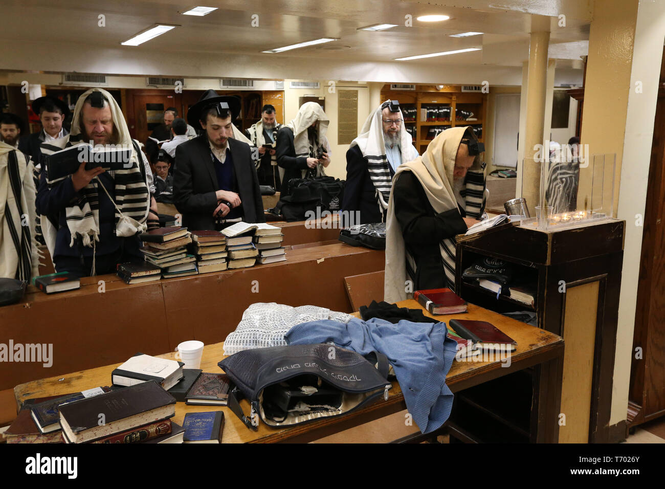 20 avril 2019 - Les membres de la congrégation de prier à l'intérieur de la Synagogue Chabad Lubavitch World Headquarters, situé sur 770 Eastern Parkway à Banque D'Images