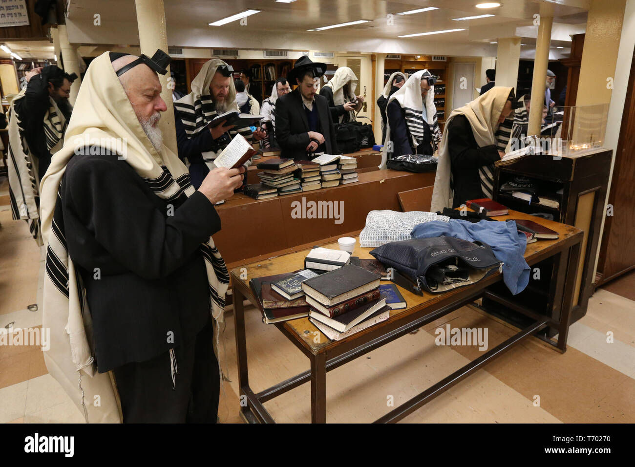 20 avril 2019 - Les membres de la congrégation de prier à l'intérieur de la Synagogue Chabad Lubavitch World Headquarters, situé sur 770 Eastern Parkway à Banque D'Images