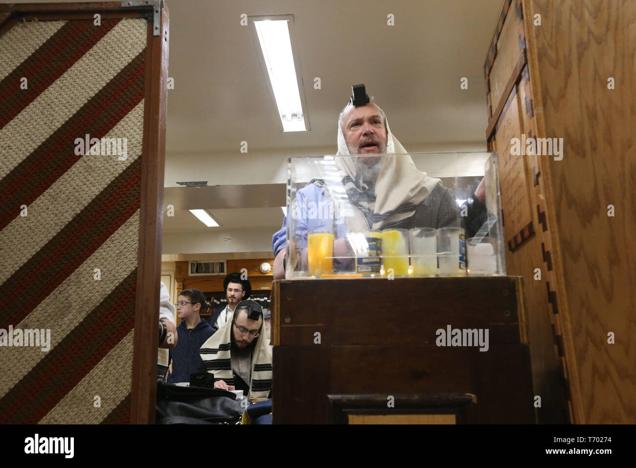 20 avril 2019 - Les membres de la congrégation de prier à l'intérieur de la Synagogue Chabad Lubavitch World Headquarters, situé sur 770 Eastern Parkway à Banque D'Images