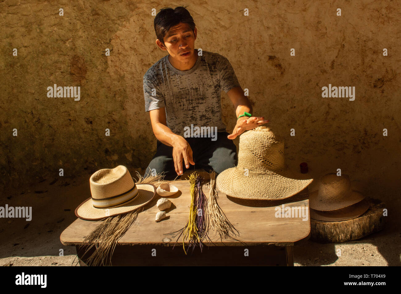 Guide à l'Becal hat museum expliquant les processus traditionnels mayas hat à partir de la région. Les chapeaux sont réalisés à l'intérieur d'une cave humide et fraîche. Banque D'Images