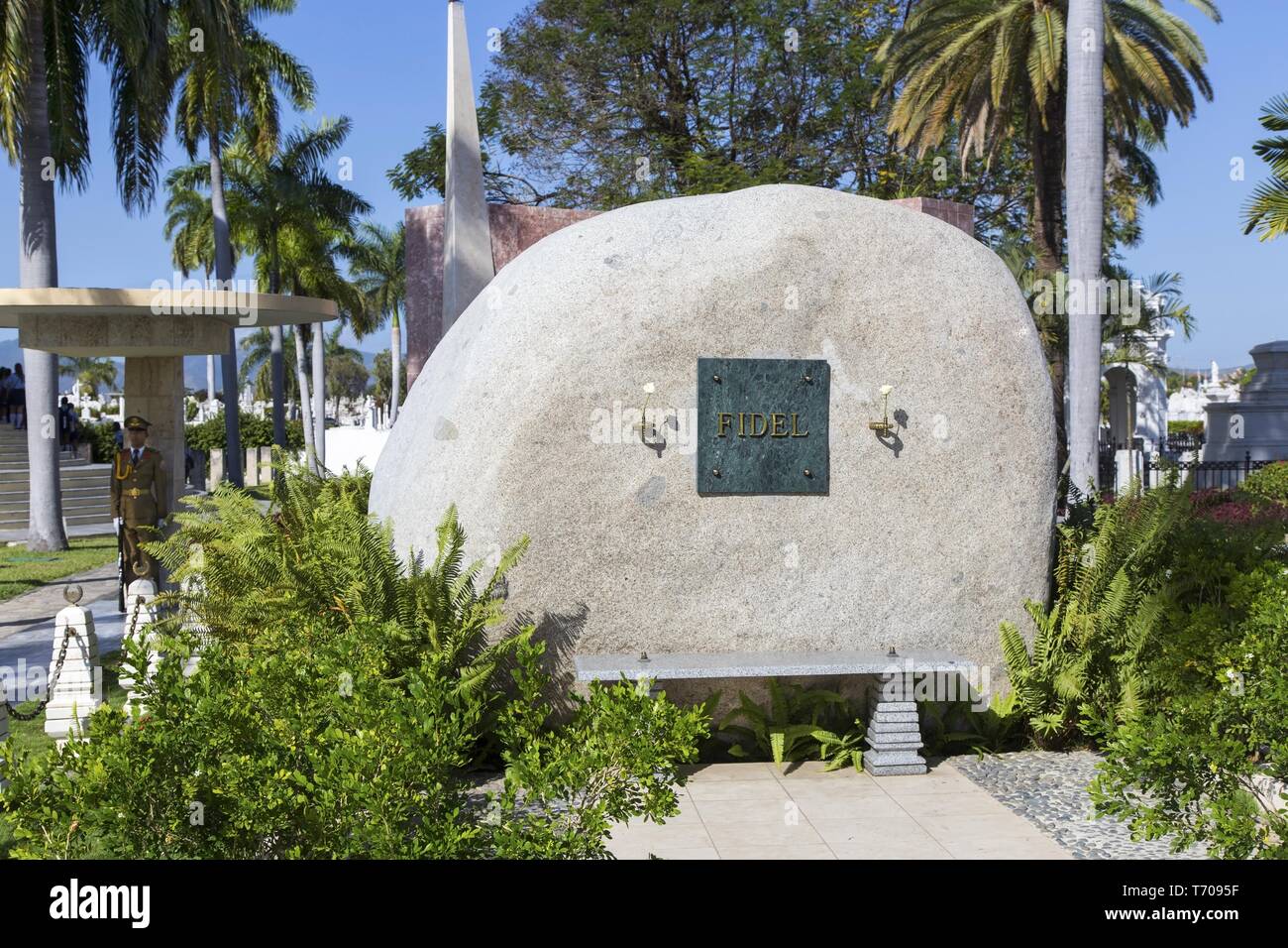Soldat cubain garde tombe de Fidel Castro, chef du célèbre révolution cubaine, sur le cimetière militaire de Santa Ifigenia à Santiago de Cuba Banque D'Images