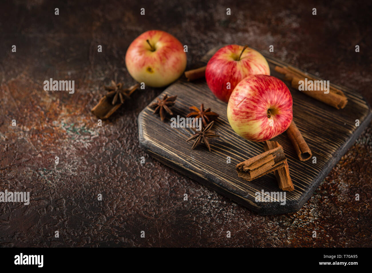 Pommes rouges frais avec des bâtons de cannelle Banque D'Images