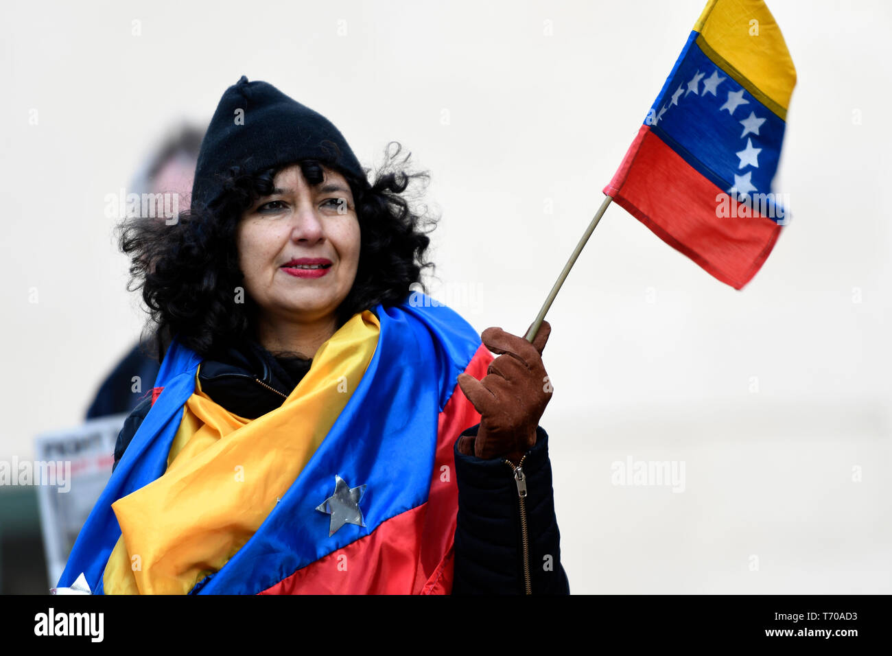 Un manifestant est vu qui agitait un drapeau vénézuélien pas touche au Venezuela au cours de la manifestation à Londres. Les manifestants se sont réunis à l'extérieur de BBC pour protester contre ses rapports biaisés sur le Venezuela et contre le coup d'État. En solidarité avec le Venezuela, les manifestants exigent de mettre fin à toute menace d'une intervention militaire au Venezuela par les États-Unis. Banque D'Images
